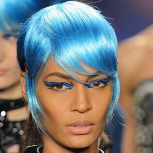 Delineado azul intenso no desfile de Anna Sui