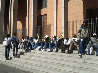 Haitianos na escadaria da igreja Nossa Senhora de Fátima, em São Paulo