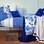 Com estilo provençal,  a roupa de cama ressalta os detalhes em azul e a variedade de tecidos. Foto: Divulgação