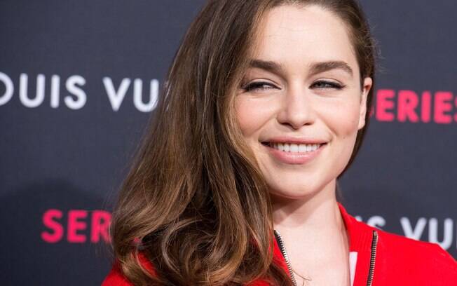 As sobrancelhas de Emilia Clarke continuam escuras e grossas mesmo ao interpretar a platinada Daenerys Targaryen em 'Game of Thrones'