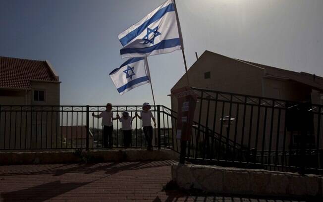 Bandeiras israelenses asteadas no bairro de Ulpana, no assentamento da Cisjordânia (arquivo)