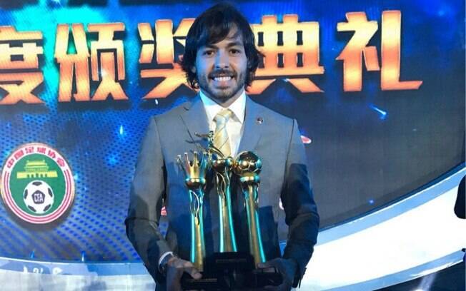 Ricardo Goulart brilhou mais uma vez na China e recebeu três troféus no evento de encerramento Ricardo Goulart brilhou mais uma vez na China e recebeu três troféus no evento de encerramento