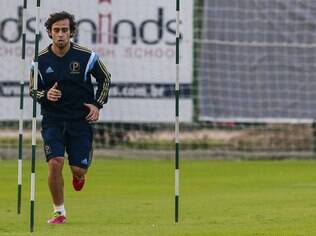 Com a presença de Nobre, Valdivia surpreende e faz treino físico no Palmeiras