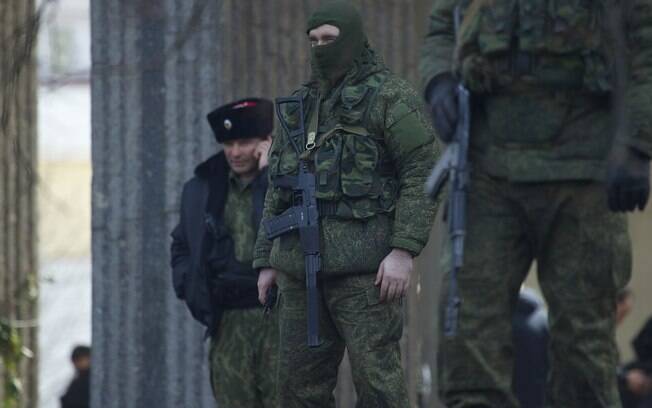 Homens armados não identificados bloqueiam entrada de Parlamento da Crimeia em Simferopol, Ucrânia (1/3)