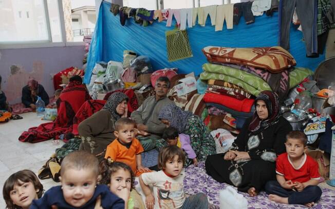 Refugiados sírios são abrigados em prédio da cidade turca de Reyhanli, perto da fronteira com a Síria (12/05)