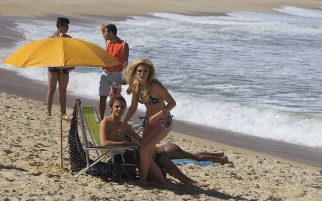 Isabelle Drummond e elenco de 'Geração Brasil' gravam cenas na praia 