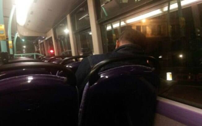Ahmed aproveita as longas rotas noturnas dos ônibus de Londres para descansar