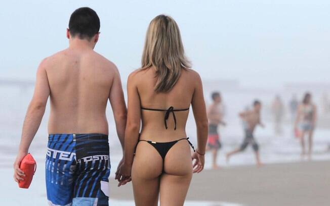 Banhistas caminham praia de Tramandaí, município que faz divisa pelo litoral com Imbé ao norte, e com Cidreira ao sul, no Rio Grande do Sul (31/12/2013)