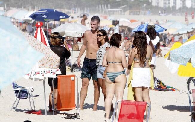 Rodrigo Hilbert é cercado em praia e distribui sorriso em fotos