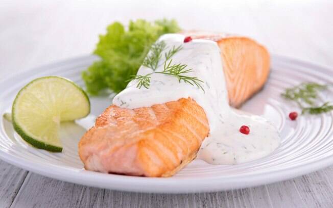 Por ser uma fonte proteica, o salmão é uma opção de alimento que ajuda na manutenção da massa muscular. Foto: Thinkstock/Getty Images