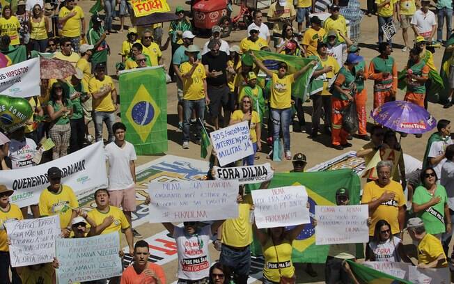 Apesar do sol forte, os manifestantes aderiram ao protesto deste domingo (12) em Brasília. Foto: Alan Sampaio / iG Brasília