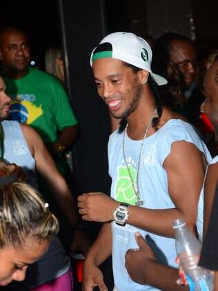 Ronaldinho Gaúcho se diverte em seu camarote em Salvador