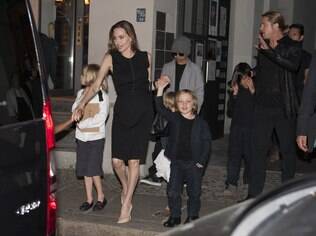Angelina Jolie e Brad Pitt com os filhos em um restaurante em Berlim, na Alemanha