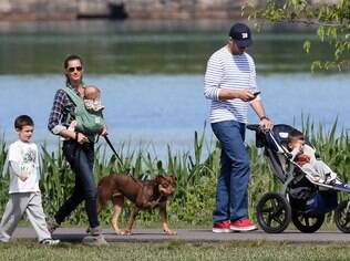Gisele Bündchen e Tom Brady passeiam com os filhos