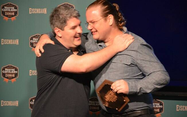 Anderson Faller recebe o prêmio por vencer o 5° Concurso de Mestre Cervejeiro da Eisenbahn