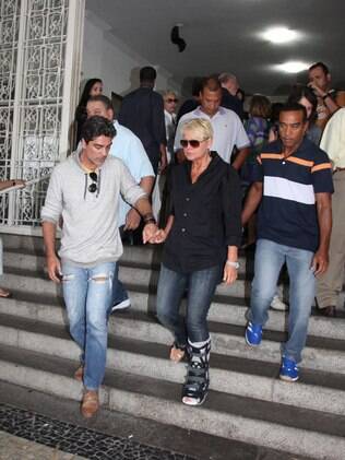 Junno ajuda Xuxa a descer a escada
