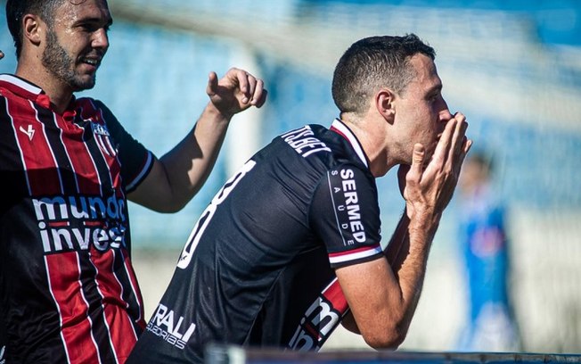 Adalberto Baptista Celebra Classifica O Antecipada Do Botafogo Sp Na