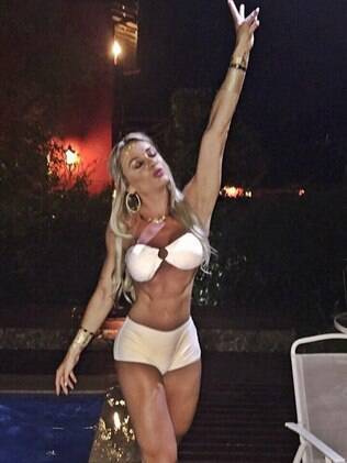Juju Salimeni se empolga na noite do réveillon e tira o vestido
