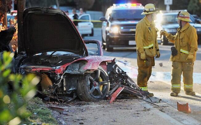O ator de 'Revenge' Paul Walker morreu neste sábado (30), após uma forte batida de carro contra um poste