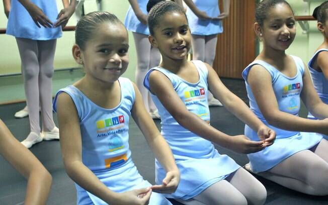 Mais de 300 meninas participam do projeto após apresentarem comprovante de endereço e frequência escolar