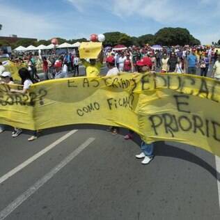 Professores do DF entram em greve contra parcelamento de salários atrasados