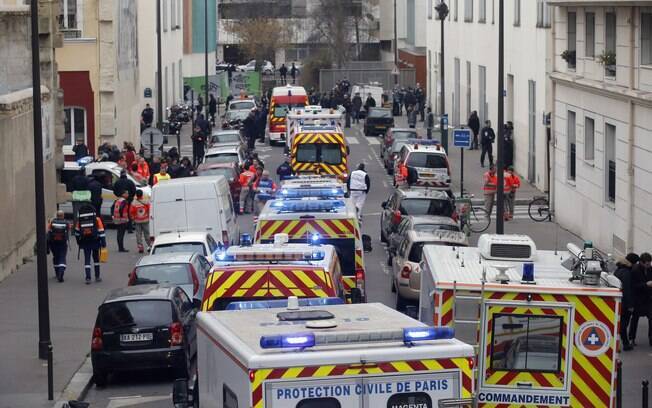 Ataque deixa ao menos 12 mortos em sede de revista satírica em Paris
