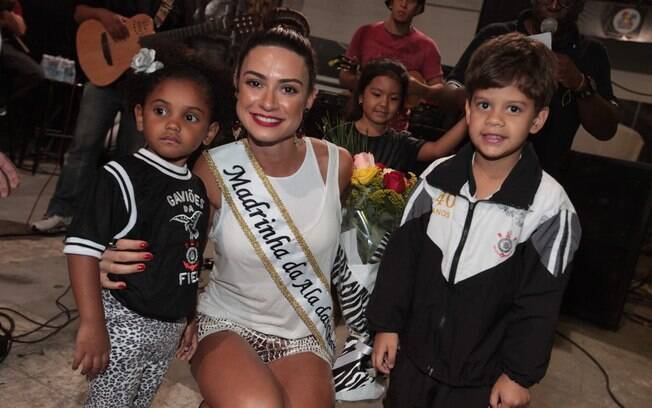 Sexta-feira a noite, pra começar bem o fim de semana, Thaila Ayala foi coroada Madrinha da Ala das Crianças da Gaviões da Fiel, em São Paulo