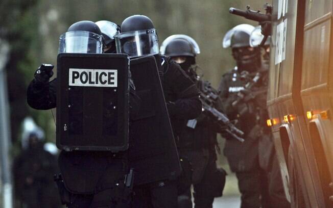 Polícia intensifica buscas no norte da França para capturar suspeitos de ataque. (08/01). Foto: AP