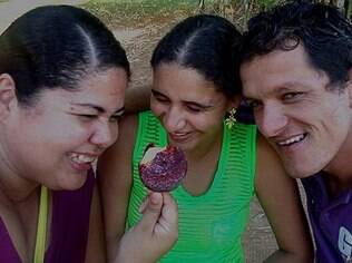 O 'trisal' Juliana, Joviano e Daiane vive junto há dois anos; apaixonados, compartilham experiências sobre o