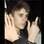 Justin Biber deixou a fama de bom moço de lado ao mostrar o dedo para os paparazzi na saída de sua festa de aniversário, em 2011. Foto: Grosby Group / BrainPix / Getty Images / Reprodução