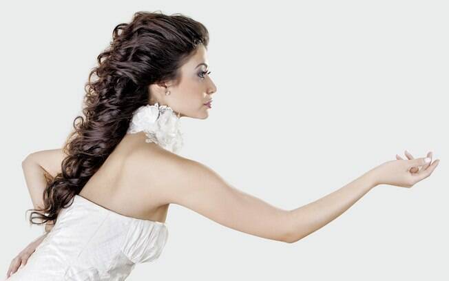 Combinar o penteado com o vestido é uma das premissas para não errar no look
