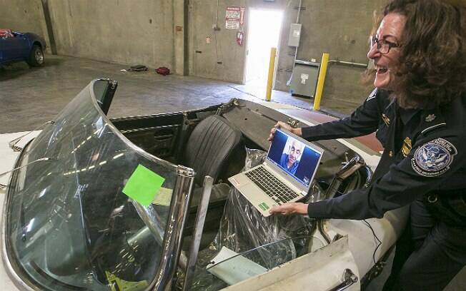 Por videoconferência, Ivan Schneider, na Flórida, observa seu carro roubado, em Los Angeles