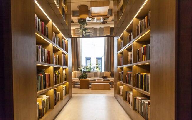 Na Biblioteca de Estar, do arquiteto Bruno Gap, o visitante é recebido por um corredor repleto de livros. O teto foi revestido com espelhos, material que garante amplitude