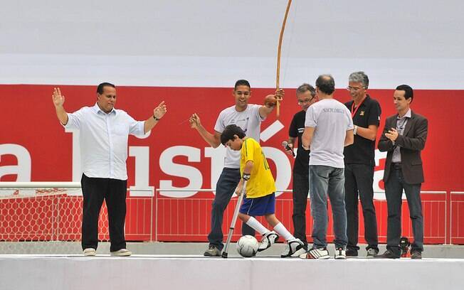Garoto Arthur Nascimento,  de 13 anos, de muletas, foi homenageado antes do jogo e deu o pontapé inicial do clássico
