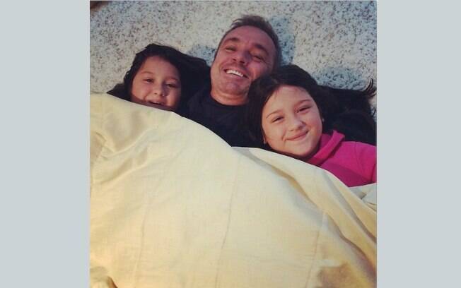 Gugu compartilhou foto com as filhas Sofia e Marina no Instagram e seguidores comentaram: 'isso que é domingo legal'