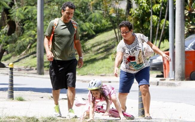 Júlia, filha de Marcos Palmeira, cai de bicicleta