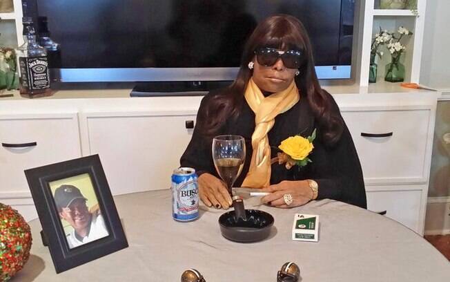 Como se estivesse viva, EUA: a pedido da família, funenária em Nova Orleans expôs o corpo de Miriam Burbank sentado a uma mesa. Foto: Reuters
