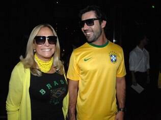 Susana Vieira e Sandro Pedroso circulam de mãos dadas