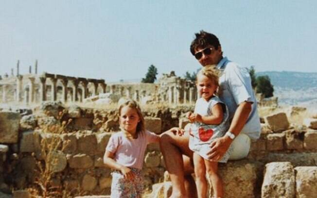 Kate aos quatro anos, com a irmã Pippa e o pai, Michael, na Jordânia