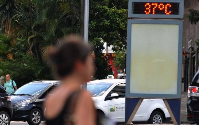 Pedestre enfrenta forte calor  no centro de Belo Horizonte (5/12/2013)