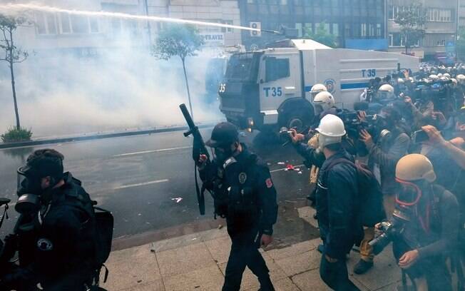 Caminhão com canhão de água: usado para impedir avanço de alvos e dispersar multidões. Foto: Getty Images