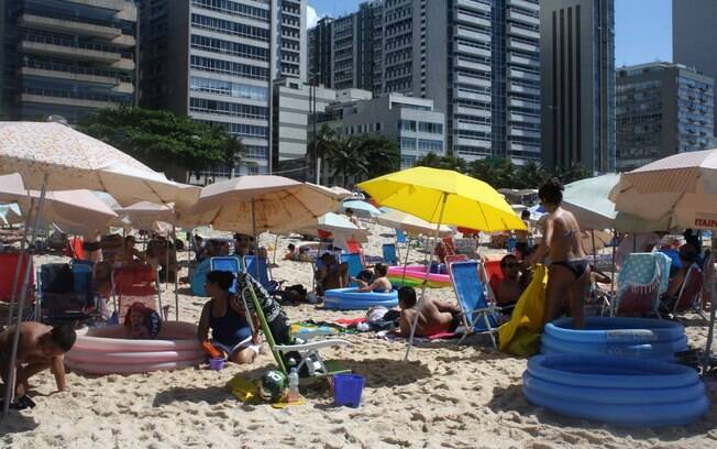 Alguns levam a própria piscina ao invés de alugar na areia (04/01/2014)