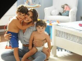 Juliana Paes grava propaganda de fraldas com os filhos Pedro e Antônio