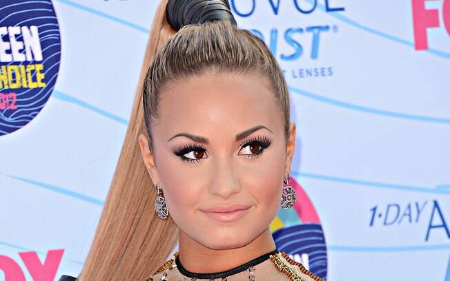 Em 2010, Demi Lovato foi para uma clínica de reabilitação para tratar problemas físicos e emocionais. A cantora teen sofria com distúrbios alimentares e de automutilação