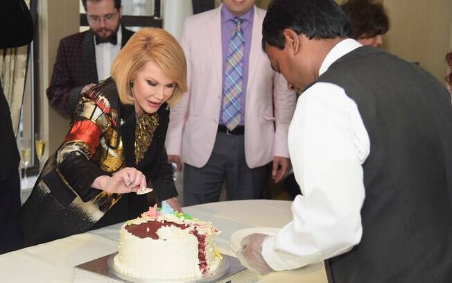 Joan Rivers corta bolo em casamento gay
