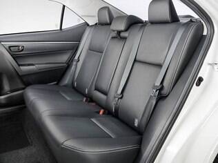 Atrás, o Toyota Corolla Dynamic vem com cinto de três pontos para todos os ocupantes