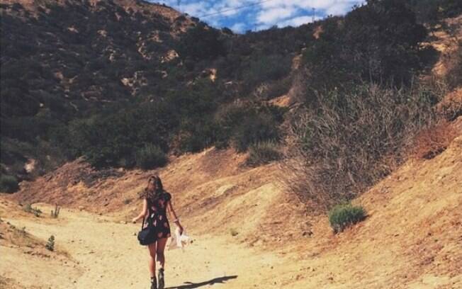 Bruna Marquezine tira foto caminha perto do letreiro de Hollywood, em Los Angeles