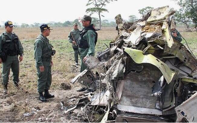 Autoridades venezuelanas ao lado dos destroços da aeronave brasileira