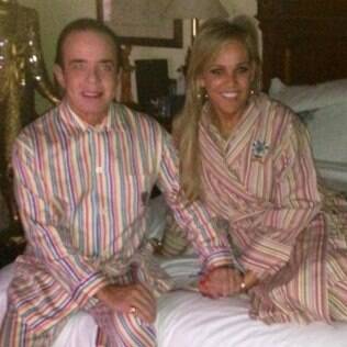 Chiquinho Scarpa e a noiva,Marlene Rito Nicolau, combinam pijamas em foto publicada pelo conde em seu Facebook