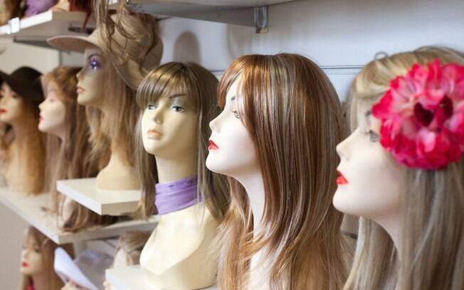 Cabelo sintético só permite o corte e não tem balanço, por isso é mais barato